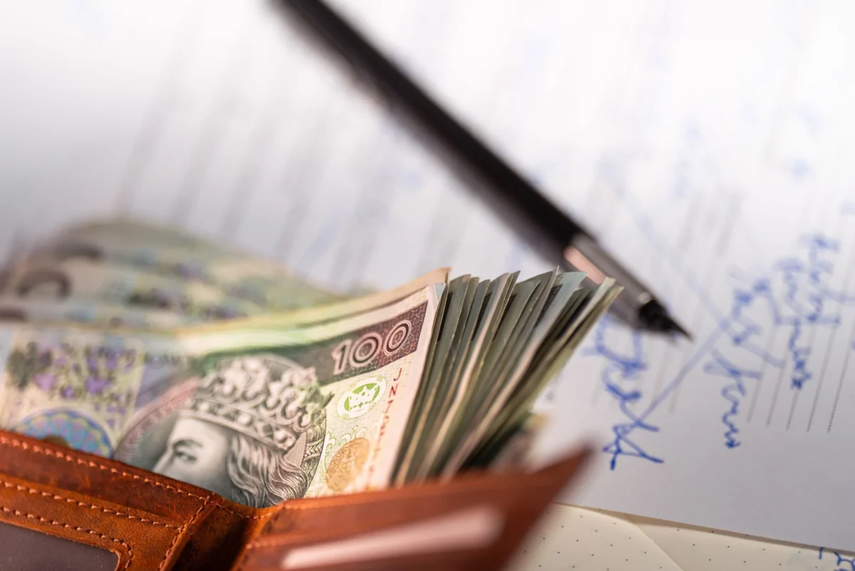 Stos banknotów w polskich złotych - pomoc prawna przy odszkodowaniach